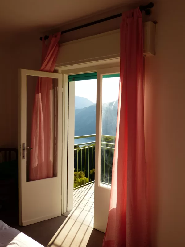 Obyčejný balkon? Ne. Cítíte ten vánek z hor? Vidíte, jak se závěsy hýbou? To ticho...
